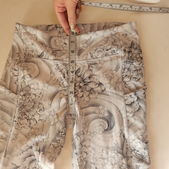 Lululemon Leggings Mid Rise Size 4. Gray ocean Swirl. - Picture 5 of 7